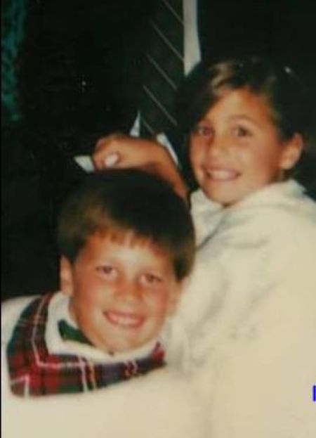 ex-quarter back do New England Patriots, Tom Brady, com sua irmã, Julie Brady.