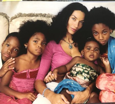   Zola Ivy Murphy junto a sus hermanos