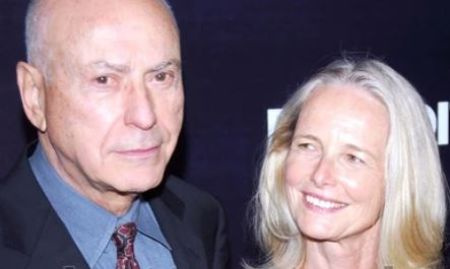 Cath 22 ator com sua atual esposa e psicoterapeuta Suzanne Newlander Arkin