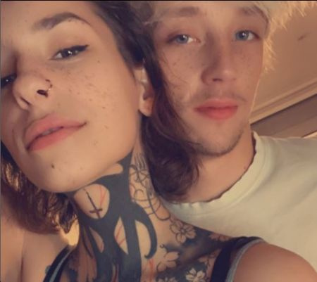   Chloe Roma con il suo fidanzato e musicista Callum