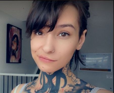   Ex orfana dalla Romania e ora cittadina canadese Chloe o Roma Army