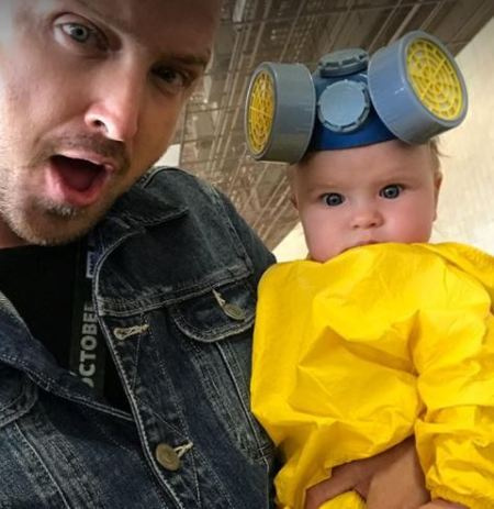 Aaron e Lauren deram as boas-vindas à filha em fevereiro de 2018.