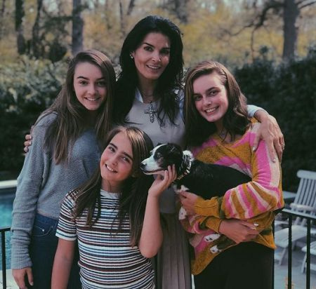 Avery's mother and sisters.