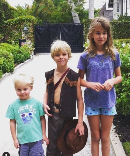 Deacon Johnson con su hermana Grace y su hermano Jasper