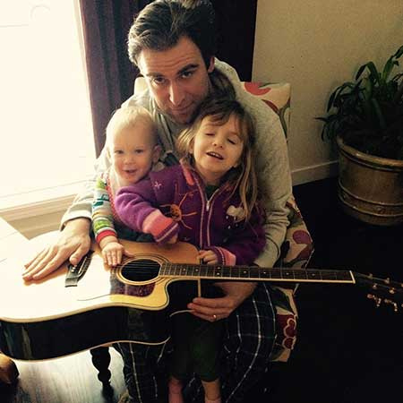 Derek Tisdelle con sus dos hijos