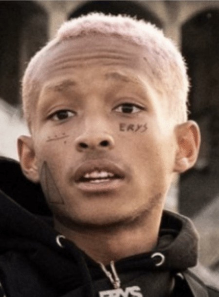 Jaden con un tatuaje de ERYSin en su rostro.