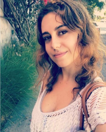 Jayni está perto de suas filhas