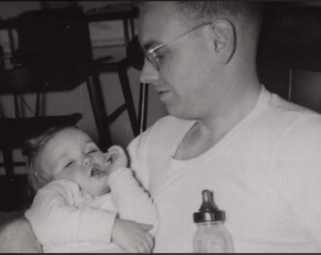 El multimillonario Warren Buffet con su pequeña hija Susan Alice Buffet.
