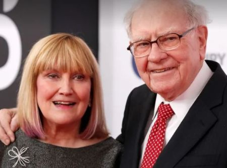 Susan Alice Buffet con su padre Warren Buffet.