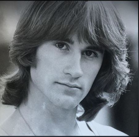 Bruce Abbott è nato il 28 luglio 1954 a Portland, nell'Oregon. È cresciuto a Portland e si è laureato in città's David Douglas High School in 1972.