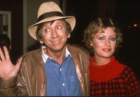   Dreama Perry Denver aveva iniziato a lavorare per la Disney ancor prima che aprissero Disney World. Bob Denver's wife worked at the Hilton for about a year after which she moved to the park. Prior to the opening, she got to do tour guides for a little while.