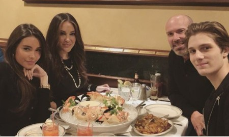 Madison Beer com sua mãe, pai e irmão, em um restaurante.