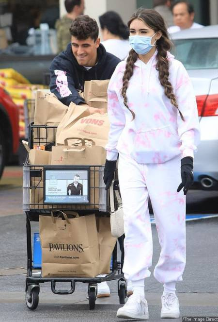 Madison e Jack carregando seu carrinho de compras em LA.