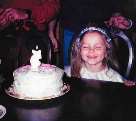   La giovane Vanessa festeggia il suo compleanno