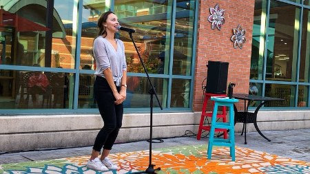   Vanessa si esibisce su un palco