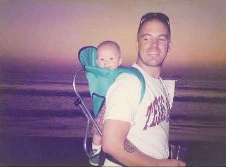 Jakob de niño con su padre Bradley