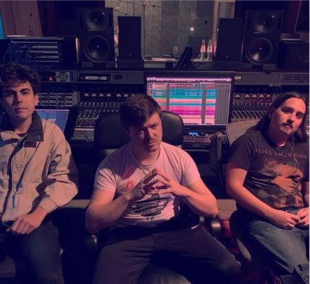 Jakob James Nowell con los miembros de su banda LAW