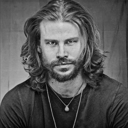   Shel Rasten è un attore/musicista di professione.