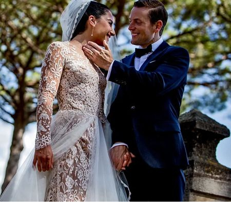   Abito da sposa Emily Compagno e marito Pete Riley.