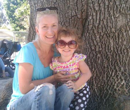   Isabel e sua madre Angela Kinsey.