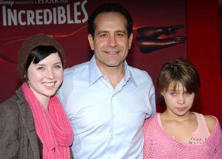 de izquierda a derecha, Josie Lynn Shalhoub, su padre y actor de Cars 3, Tony Shalhoub, y su hermana, Sophie Shalhoub.
