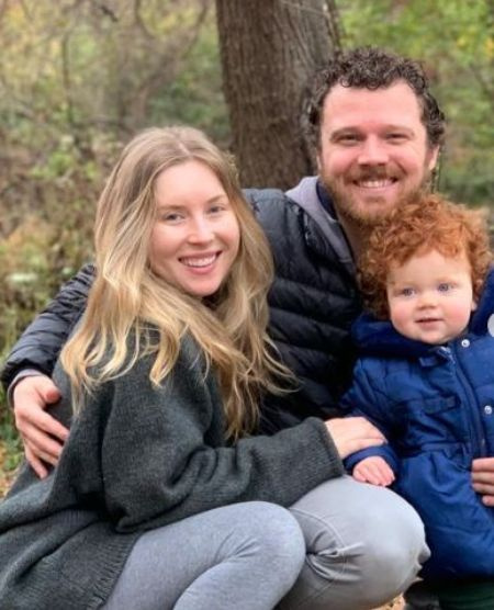 de izquierda a derecha, la escritora y ensayista Josie Lynn Shalhoub con su esposo, Traver, y su hijo.