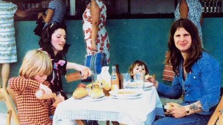Elliot Kingsley con su madre Thelma Riley, su padre Ozzy y su hermana