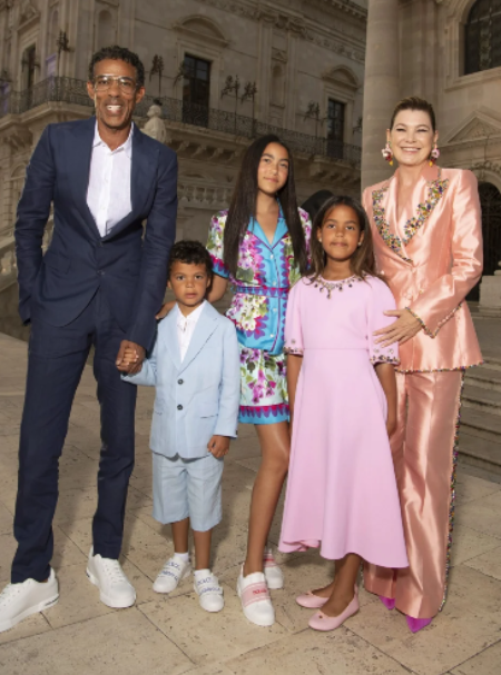 Eli Christopher Pompeo Ivery con sus hermanos y sus padres