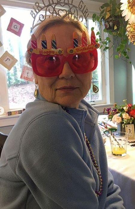 Delle Bolton durante una festa di compleanno.