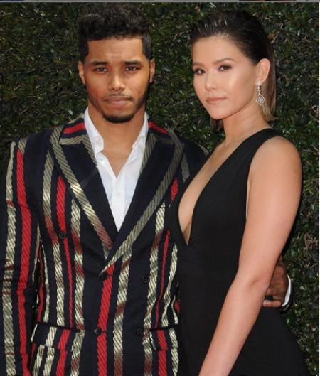 Rome en costume rayé et Camia en robe noire.