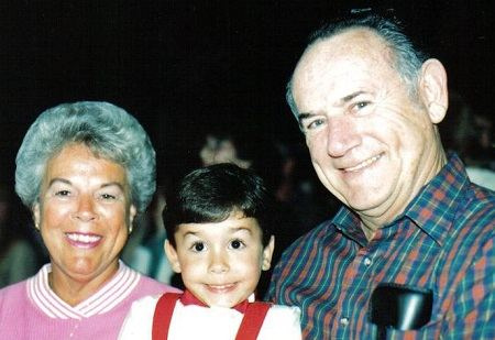 Mickey con sus padres y su hermano.