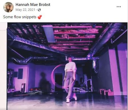 Hannah Gibson la maquilleuse est maintenant danseuse de hoopla hoop.