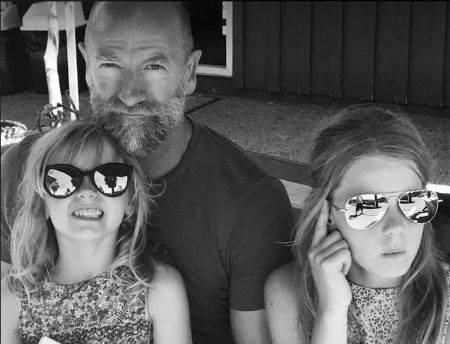   Il regista di Where There Is Life Gwen McTavish's actor husband Graham McTavish with their two daughters. 
