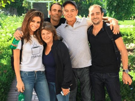   Da sinistra a destra-Maria, sua madre, fidanzato, padre e fratello.