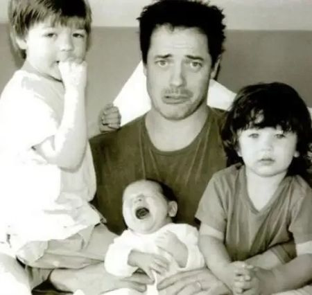 Holden Fletcher Fraser es el hijo mediano del actor Brendan