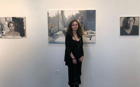 La hija de Davis Guggenheim Stella Street Guggenheim en el Santa Monica Art Studio.