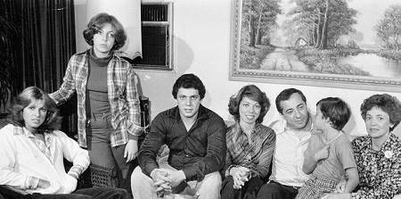   Madeline con i suoi genitori e fratelli.