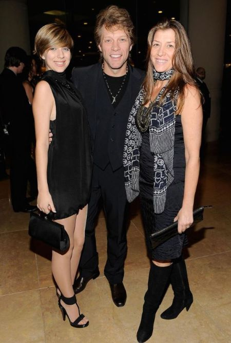 Stephanie Rose Bongiovi con su padre Jon Bon Jovi y su madre Dorothea Hurley