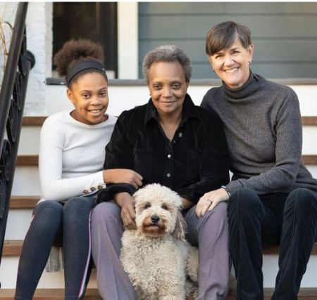   Il sindaco di Chicago, Lori Lightfoot con sua figlia, Vivian Lightfoot, e sua moglie, Amy Eshleman.