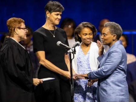   Lori Lightfoot presta giuramento come sindaco di Chicago alla presenza di sua figlia, Vivian Lightfoot e della moglie, Amy Eshleman.