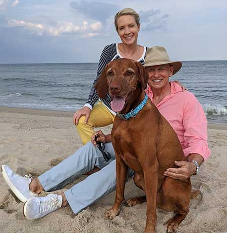   Dana Perino e seu marido Peter com seu cachorro de estimação, Jasper
