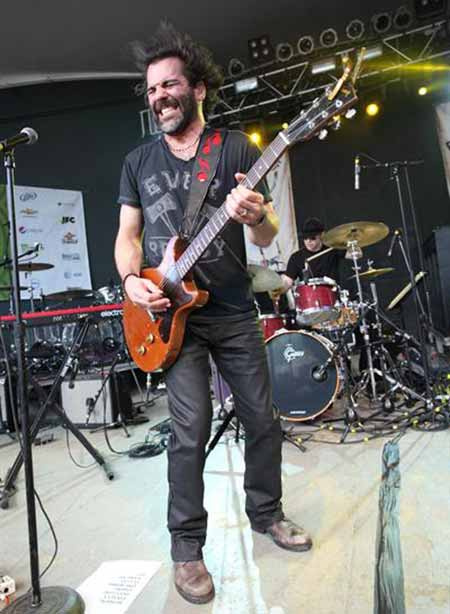 Cusimano é um vocalista da banda de rock