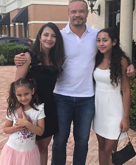   Paula e marito con i loro due bambini