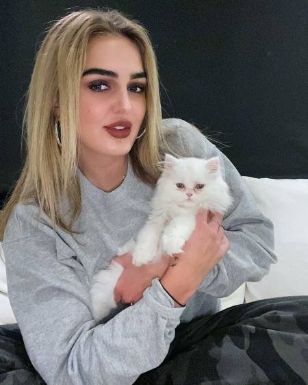   Emma Krokdal hat eine Hauskatze