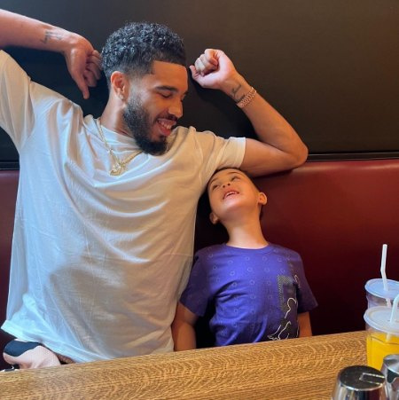 Jayson Christopher Tatum Jr. está cerca de su padre