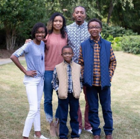   Lecrae con sua moglie e i suoi figli.