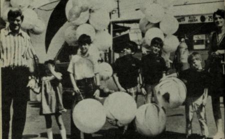 Marge Cooney con niños y esposo