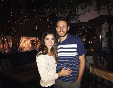   Sarah esce con la sua ragazza da molti anni ormai.