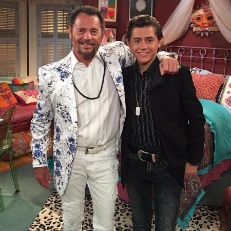 Isaak con su padre, Lou Presley, quien lo crió como padre soltero.