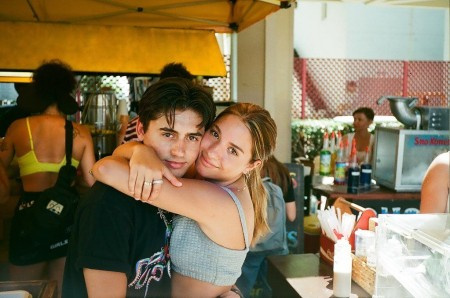 Isaak tiene una relación con Mackenzie Ziegler en el 2020.
